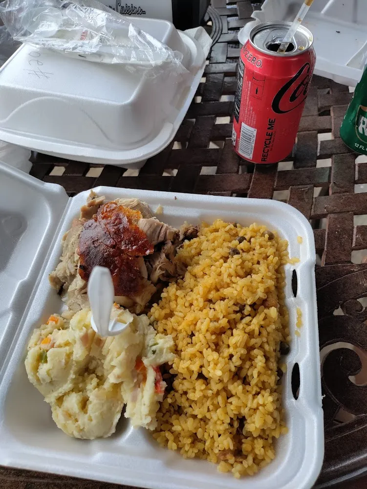 Lechón Asado Arroz Con Gandules Y Ensalada De Papa